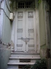 Κλειδωμ�νη ακόμα μια ελληνική κατοικία.Η εικόνα της φυγής και της εγκατάλειψης.