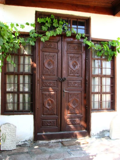 Ικόνιο : Η ξύλινη πόρτα ενός παλιού σπιτιού στο Ικόνιο. Άλλοι κάτοικοι εκεί σήμερα… 