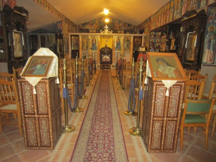 Το εσωτερικό του Ιερού Ναού του Αγίου Χρυσοστόμου Σμύρνης στην Ιερά Μονή Μεταμορφώσεως του Σωτήρος στα Καμένα Βούρλα Φθιώτιδας