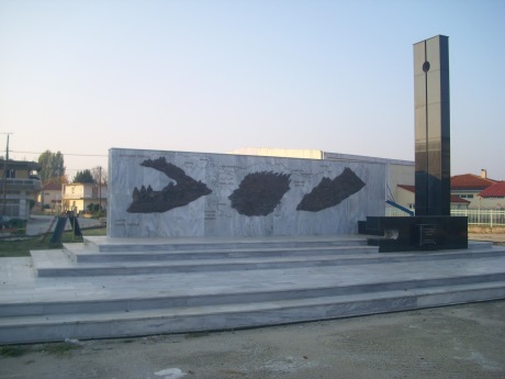 Μνημείο προφύγων - αλησμόνητων πατρίδων στο Πολύκαστρο 